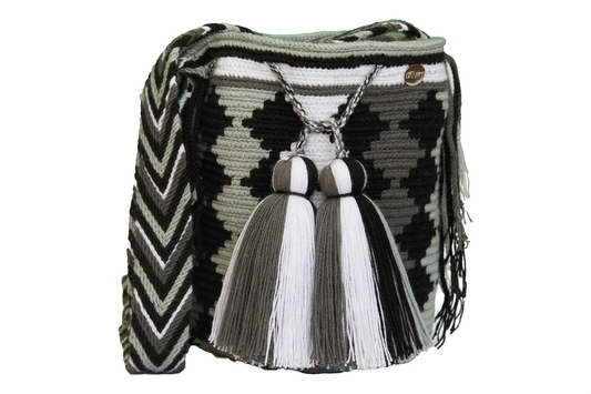 Medium Crochet Bag with Diamond Pattern, the wayuu bag also has 2 tassels